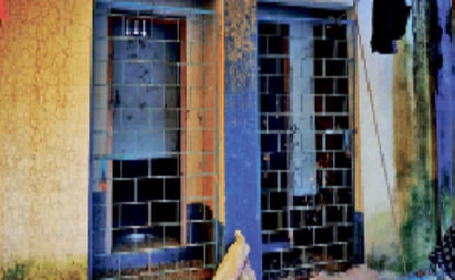 शौचालय बनकर तैयार, पर चालू होने का इंतजार कर रहे लोग