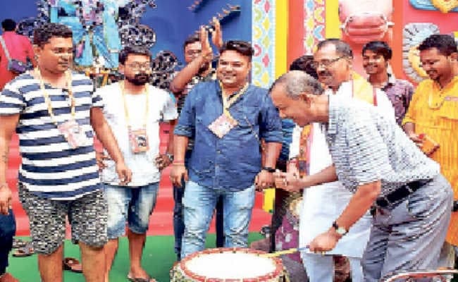 ढाक बजाकर मंत्री गौतम देव ने गणेश उत्सव का किया आगाज