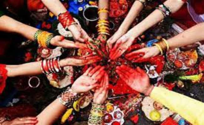 हरितालिका तीज आज : बाजारों में पूजन सामग्रियों की खरीदारी के लिए उमड़ी भीड़