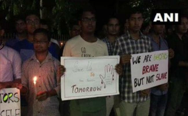 असम : बुजुर्ग डॉक्टर की मौत के बाद जूनियर डॉक्टरों ने निकाली कैंडल मार्च, तीन मार्च से हड़ताल