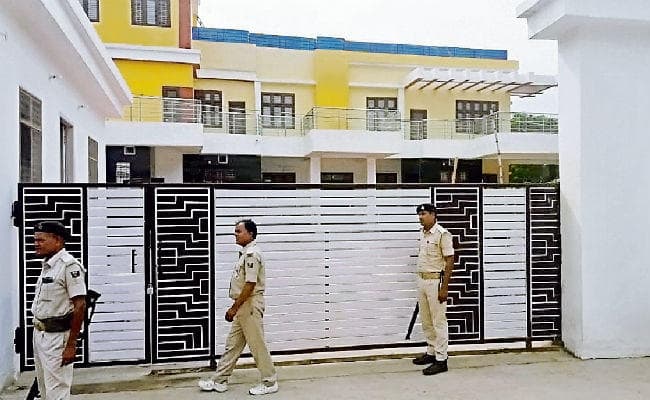 ठेकेदार हत्याकांड में फरार तीनों इंजीनियर निलंबित, गिरफ्तारी के लिए कई शहरों में छापे, आज कोर्ट में पुलिस देगी अर्जी