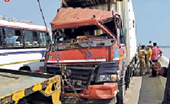 विक्रमशिला पुल पर दो ट्रक भिड़े, एक चालक जख्मी, दो घंटे तक लगा जाम