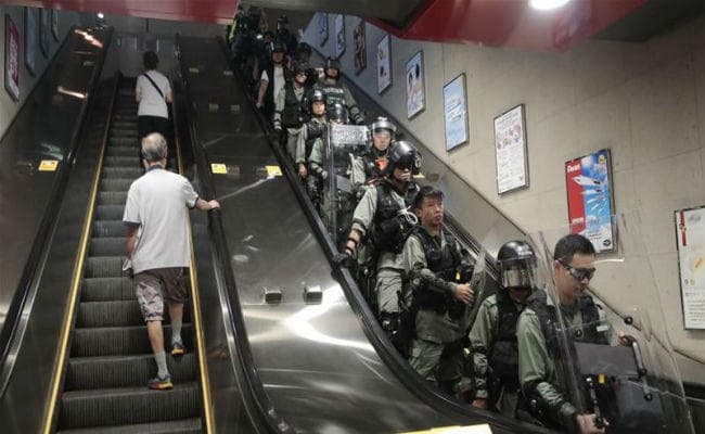 Hong Kong में प्रदर्शनकारियों ने ट्रेनों को निशाना बनाया, हड़ताल के साथ दोपहर को रैली निकालेंगे यूनिवर्सिटी के छात्र