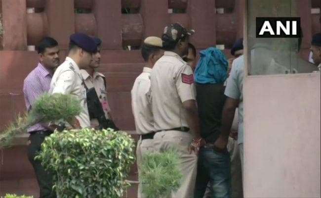 संसद में चाकू लेकर घुसने की कोशिश कर रहे शख्स को दबोचा, लगा रहा था राम रहीम के नारे