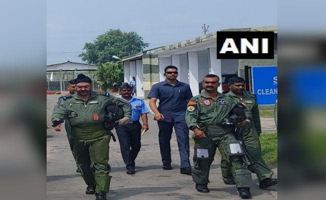 पठानकोट: विंग कमांडर अभिनंदन ने वायुसेना प्रमुख बीएस धनोआ संग उड़ाया मिग-21 फाइटर प्लेन