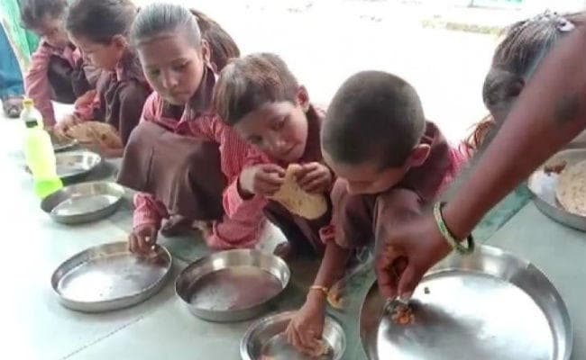 UP : मिड डे मील में नमक-रोटी खिलाये जाने की खबर छापने वाले पत्रकार पर मुकदमा दर्ज