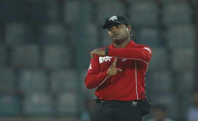 IPL 2021: खिलाड़ियों के बाद 2 अंपायरों ने भी छोड़ा टूर्नामेंट, भारतीय अंपायर नीतिन मेनन की मां और पत्नी संक्रमित