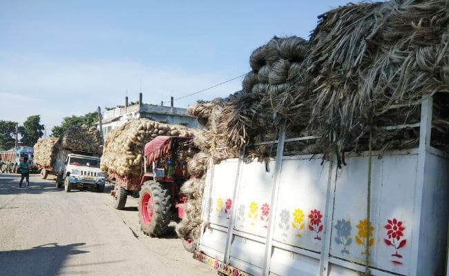 मोटर वाहन अधिनियम में ओवरहेड लोडिंग चलान में बढ़ोतरी के खिलाफ जुट व्यवसायियों ने की सांकेतिक हड़ताल