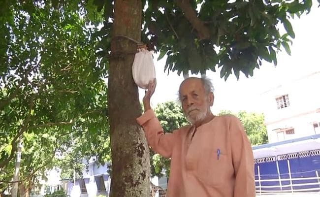 27 साल से पत्नी की अस्थियों को सहेज कर रखने वाले बुजुर्ग पति की चाहत जानकर हैरान रह जायेंगे आप