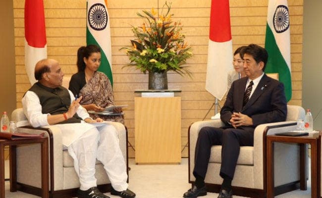 जापानी PM से मिले राजनाथ, जम्मू-कश्मीर पर भारत के फैसले से कराया अवगत