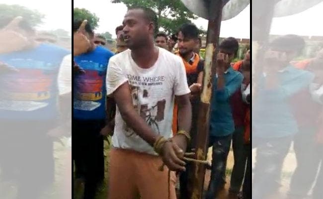 शर्मनाक : कोडरमा में बच्चा चोर बता युवक को पोल से बांधकर पीटा