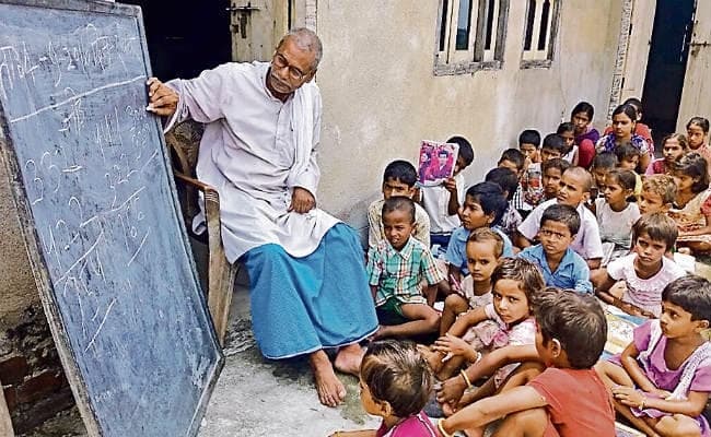 मसौढ़ी : रिटायर्ड होने के बाद बच्चों को फ्री में पढ़ा रहे रामनरेश