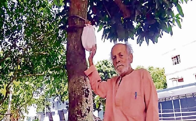 पूर्णिया : 27 साल से सहेज कर रखा है पत्नी का अस्थिकलश