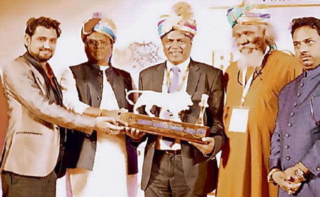 छात्रवृत्ति घोटाले में जिस आइएएस अफसर को बिहार सरकार तलाश रही, वह दिल्ली में केंद्रीय मंत्री से ले रहे पुरस्कार