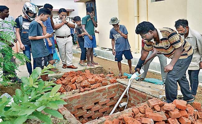 मक्खी ने खोला राज, वाटर हार्वेस्टिंग के लिए बनायी गयी टंकी से मिला मां-बेटी का कंकाल