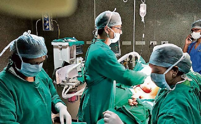 रांची : रिम्स के कैंसर विंग में हुई महिला के ब्रेस्ट कैंसर की पहली सर्जरी