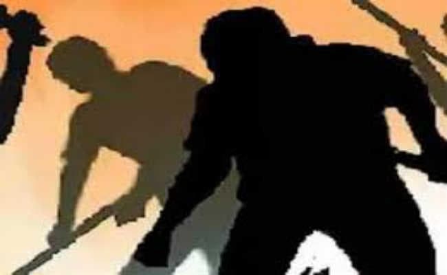 15 हजार की खातिर पत्नी को पीट कर किया अधमरा