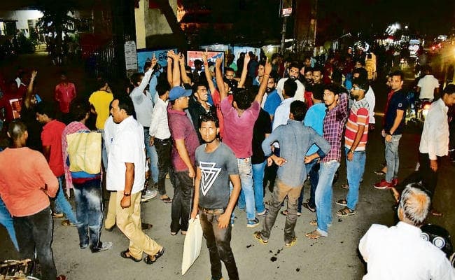 देवघर : डॉक्टर से मारपीट करने के आरोपी की गिरफ्तारी के विरोध में देर रात लोगों ने नगर थाना घेरा, हंगामा