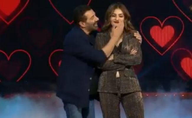VIDEO: रवीना टंडन संग डांस कर रहे थे सनी देओल, तभी बेटे ने स्‍टेज पर आकर किया कुछ ऐसा