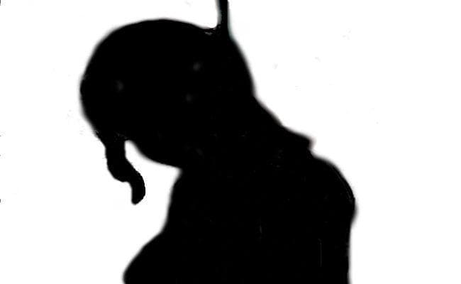 Gorakhpur News: छात्रा की संदिग्ध हालत में मिली लाश, मां ने मकान मालिक समेत किराएदार पर लगाए गंभीर आरोप