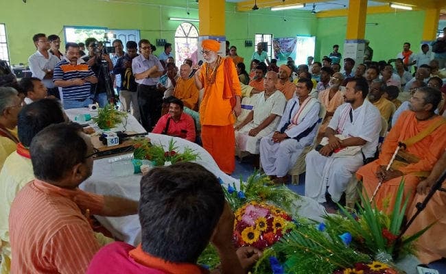 पश्चिम बंगाल : दिलीप घोष की ‘चाय पर चर्चा’ में पहुंचे साधु-संत के साथ इमाम भी