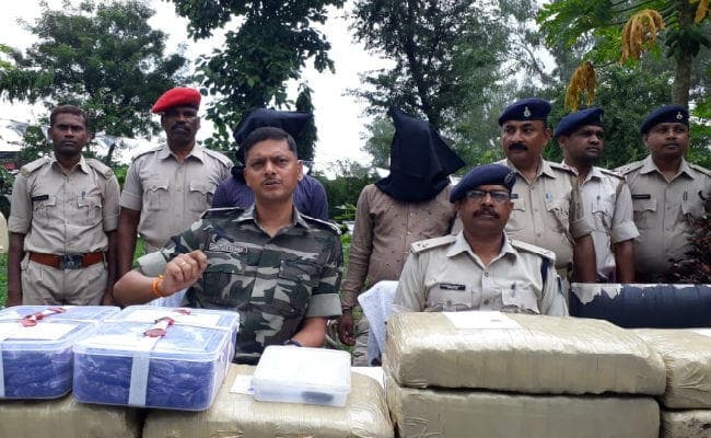 सिमडेगा : पुलिस ने 20 लाख के गांजा के साथ दो तस्करों को किया गिरफ्तार