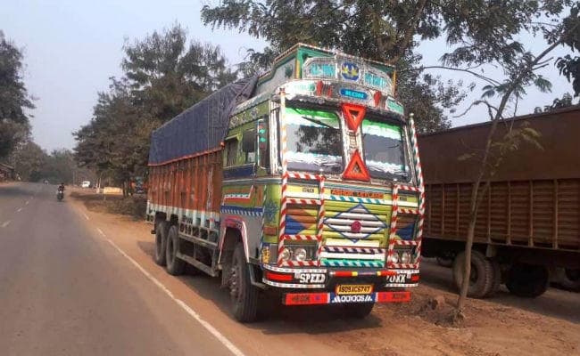 नलहाटी में विस्फोटक भरा ट्रक जब्त, चार हिरासत में