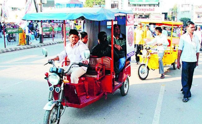 रांची : मेन रोड से हटाये गये ई-रिक्शा चालकों ने पूछा, जरा ये भी बता दीजिए ई-रिक्शा चलायेंगे कहां