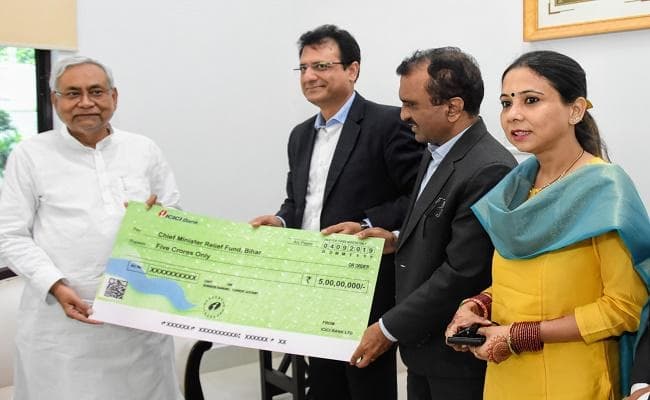 आईसीआईसीआई बैंक ने नीतीश को मुख्यमंत्री राहत कोष के लिये पांच करोड़ रुपये का चेक सौंपा