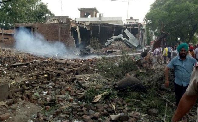 पंजाब के गुरदासपुर में पटाखा फैक्ट्री में ब्लास्ट, 23 लोगों की मौत, 20 घायल, बचाव कार्य जारी