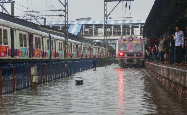 मूसलाधार बारिश से मुंबई बेहाल, लोकल ट्रेन-सड़क यातायात प्रभावित; रेड अलर्ट जारी