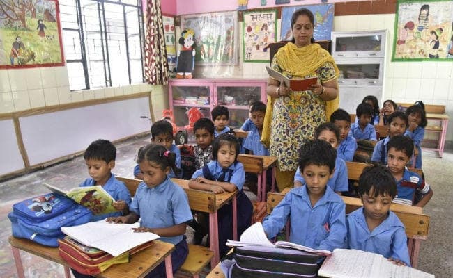 शिक्षकों को विद्यार्थियों के लिए हमेशा रोल मॉडल बनना होगा