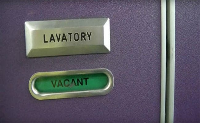 जब कोलकाता-मुंबई फ्लाइट में वॉशरूम जाने से रोके गये यात्री