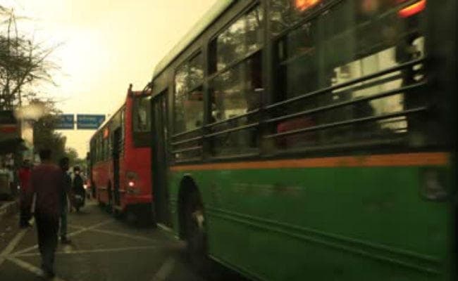 चलती बस के अंदर लड़के की पिटाई, निर्वस्त्र कर बस से बाहर फेंका, वीडियो वायरल