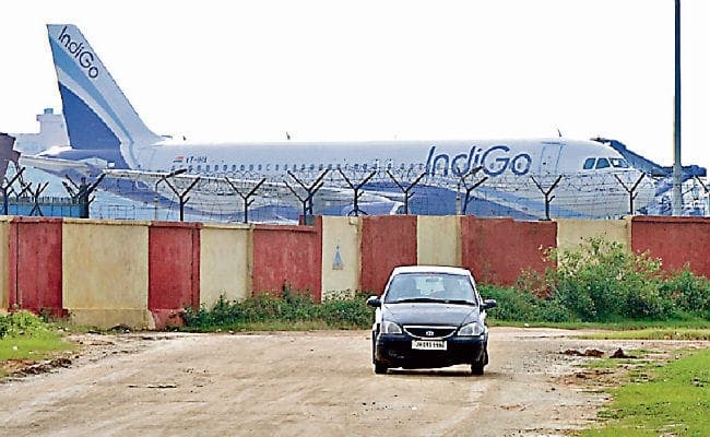 रांची में रनवे पर दौड़ रहे इंडिगो के विमान से पक्षी टकराया, 144 यात्री बाल-बाल बचे