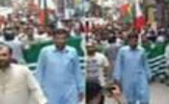 आग भड़काने पहुंचे थे पाकिस्तानी नेता, कश्‍मीरियों ने बरसा दिये जूते-अंडे