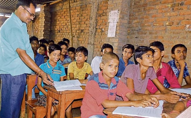 गरीब माता-पिता के बच्चों के पथ प्रदर्शक बने हैं पंकज