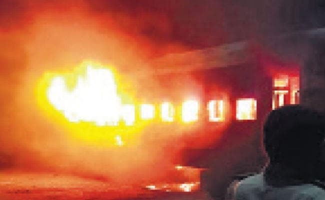 शंटिंग के दौरान बिहार संपर्क क्रांति में लगी आग, एक स्लीपर कोच जला