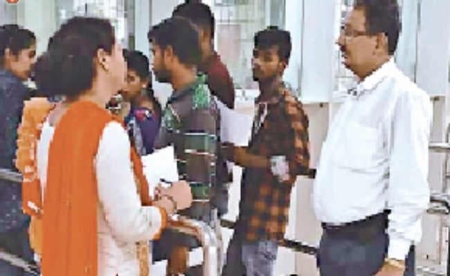 कटा एक दिन का वेतन, मांगा स्पष्टीकरण, होगी कार्रवाई