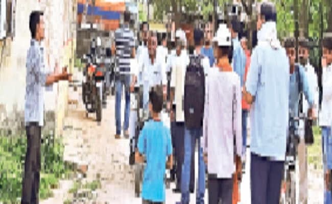 नशे में धुत अंचल नाजिर प्रधान सहायक से भिड़े, कार्यालय में किया हंगामा