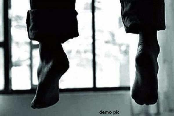 घर में पंखे से लटका मिला युवक का शव, सनसनी