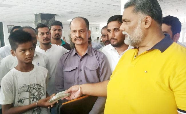 गंभीर बीमारी से पीड़ित अन्‍ना आंदोलन के नन्‍हे सिपाही कृष्‍णा की पप्‍पू यादव ने की मदद, केजरीवाल पर साधा निशाना, कहा....