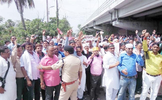 सरकार के आदेश के बावजूद स्कूल छोड़ राजधानी पहुंचे नियोजित शिक्षक, सरकार के खिलाफ कर रहे नारेबाजी