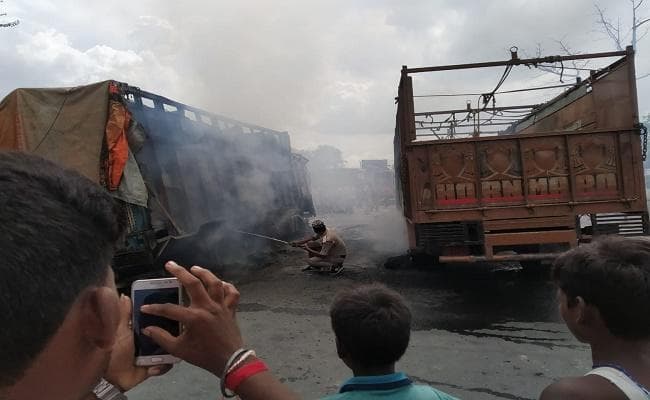 ट्रक की चपेट में आने से बाइक पर लदा सिलिंडर फटा, वाहनों में लगी आग, जिंदा जली महिला, 11 घायल