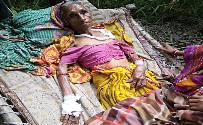 मॉब लिंचिंग : बच्चा चोरी के आरोप में वृद्ध महिला की बेरहमी से पिटायी, धारदार हथियार से वार कर किया जख्मी