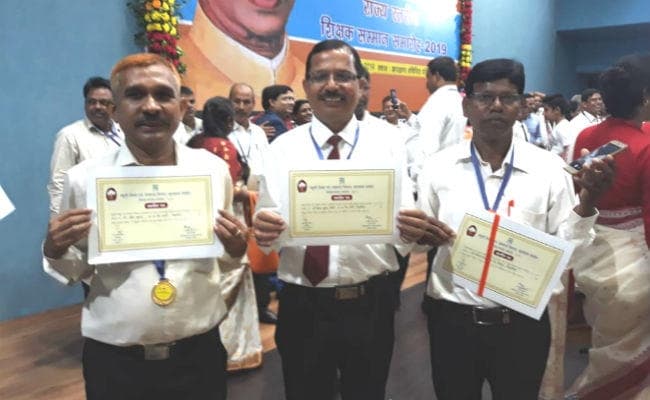 सिमडेगा : जिले के चार शिक्षकों को उनके बेहतर कार्य के लिए किया गया पुरस्कृत