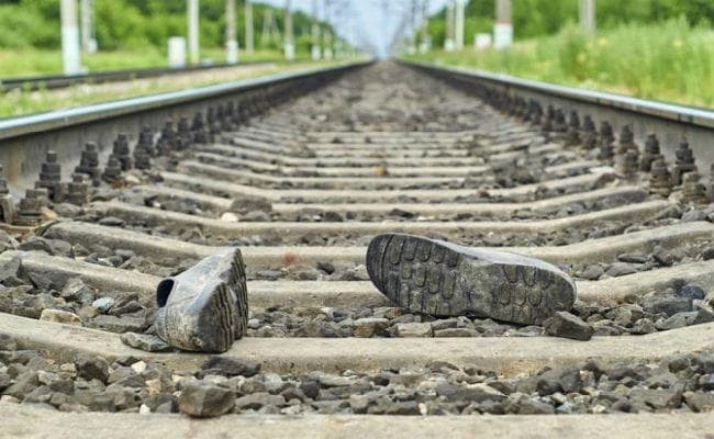 रेल लाइन पर लड़ रहे थे दो भाई, ट्रेन की चपेट में आने से हुई मौत