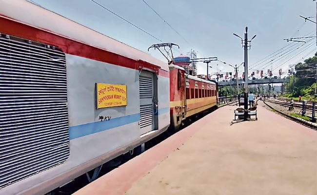 आम यात्रियों की ‘प्रीमियम’ ट्रेन झारखंड से चलाने पर सवाल, यात्रियों ने कहा.....