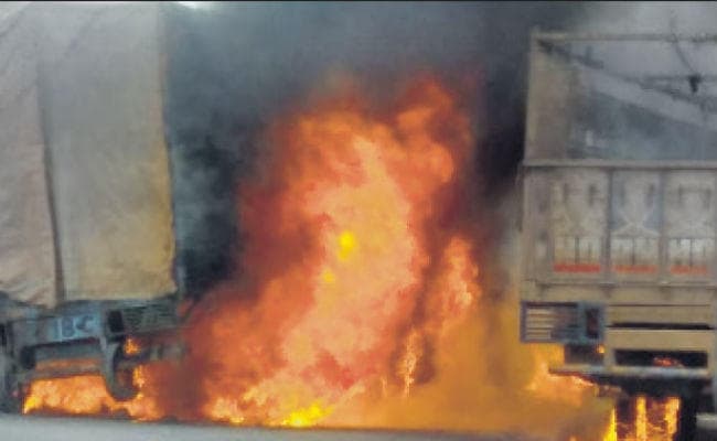 भागलपुर : दो ट्रक व तीन बाइकें खाक महिला और बच्चे की मौत