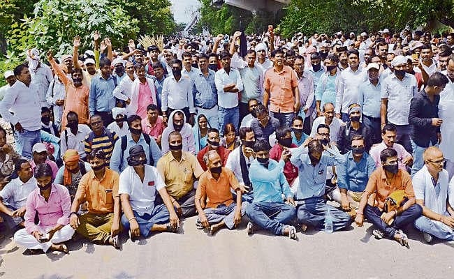 पटना : सड़क पर उतरे शिक्षक, मांगा समान काम के लिए समान वेतन